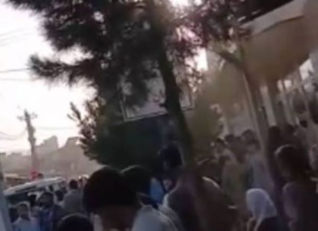 喀布尔一所学校门前发生爆炸。