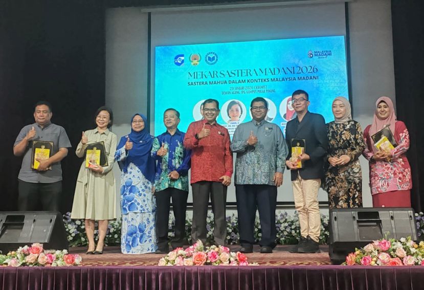 左起SM Zakir, 伍燕翎，右三起许通元，马来西亚师范学院槟城校区总监Rozlan博士、总校副校长Ismail博士和译创会会长林尊文。