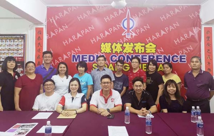 民主行动党武吉亚瑟支部选出新届执委。(前排左起)为副主席夏长伟丶主席刘强燕国会议员丶大会主持林财耀国会议员丶秘书李国寿及财政严丽晶。