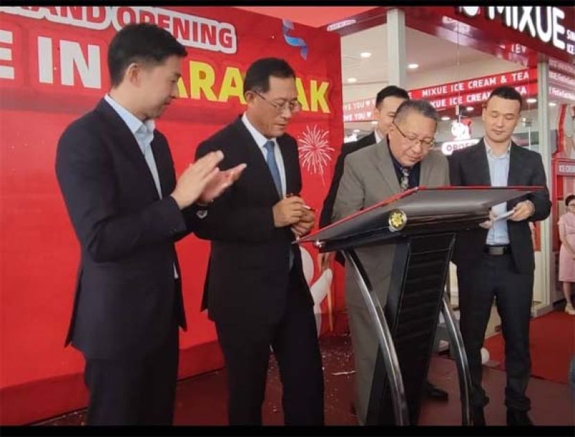 古晋南市市长拿督黄鸿圣（左三）在牌匾上签名时摄。