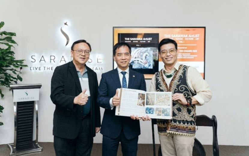 拿督许赞麒（中）与罗克强（左）及&ldquo;砂拉越画家画册&rdquo;作家吴得瑜（右）展示画册。