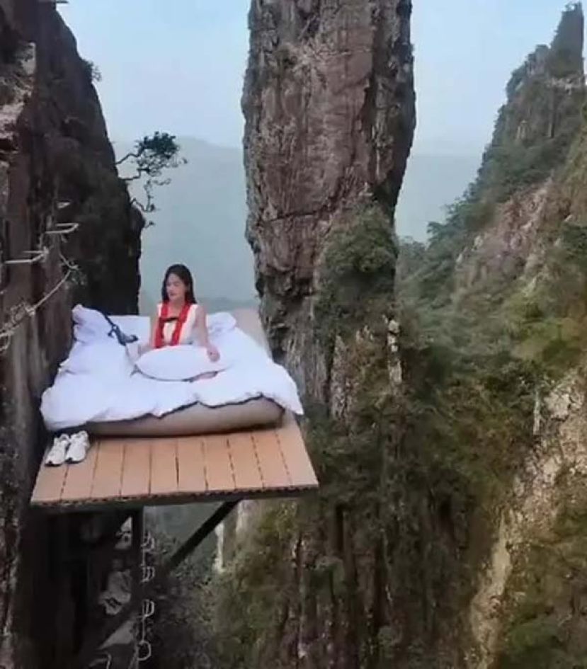 湖南1600米悬崖睡床，工作人员：敢体验的不多。