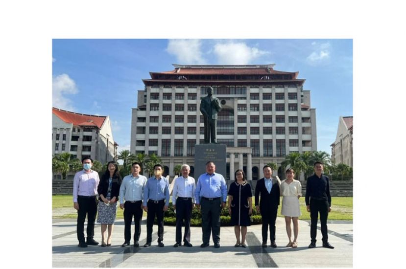 拿督斯里张庆信（右5）与厦门大学大马分校教职员等合影。