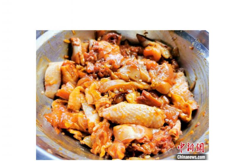 刚腌制好的鸡块。