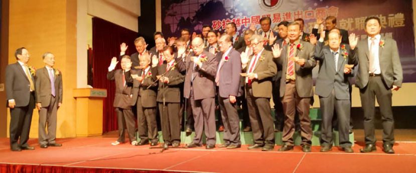 天猛公拿督刘利民及程洪领事（左1及2）见证砂拉越中国贸易进出口商公会新届理事宣誓就职。