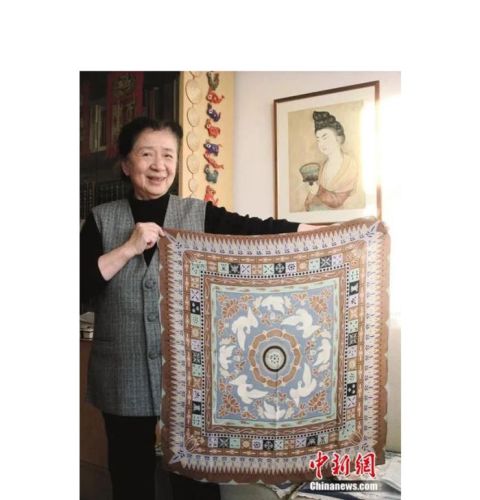 常沙娜与&ldquo;和平鸽&rdquo;头巾合影。