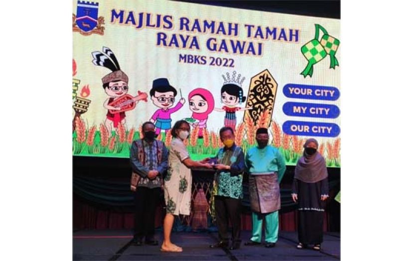 砂副总理兼砂公共卫生，房屋及地方政府部长沈桂贤（中）颁发退休徽章给退休职员高级书记罗雪珊（左二）。左为古晋南市市长黄鸿圣；右起为古晋南市市政局秘书再娜及副主席赫尔米。