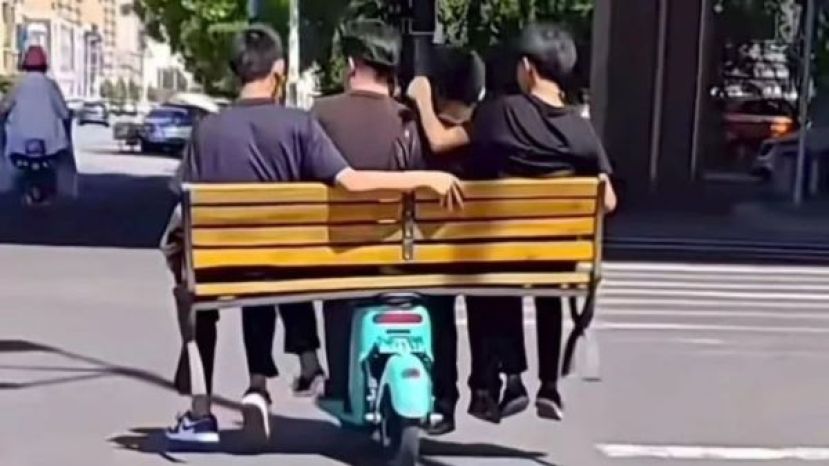 4人座长椅电动脚车？贪玩少年解释如何保持平衡。