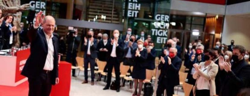 德国社民党通过了联合组阁协议，舒尔茨（左）料将在下周接替默克尔成为德国的新总理。