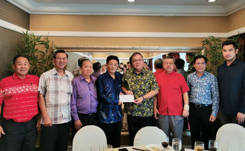 古晋中中校友会会长拿督黄国辉（右4）移交捐款予中国驻古晋总领事程广中(左4)，左起为中友会财政朱聪泽、秘书张光福、副会长翁岳春；右起副财政余养辉、副秘书曾应华和副会长许庆喜。