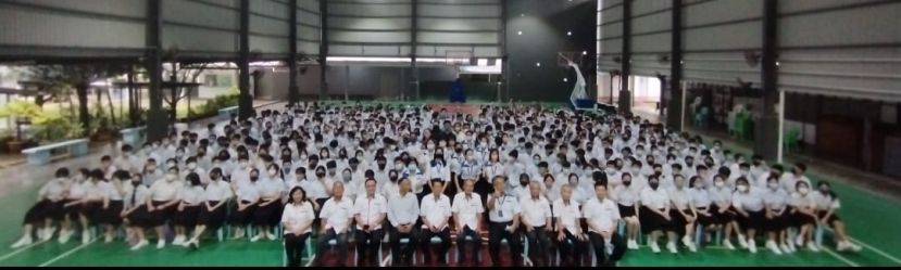 校董、校长、老师和学生们的大合照。