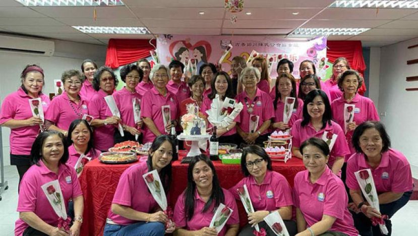 古晋颍川陈妇组主办的&ldquo;38妇女节&rdquo;庆祝活动上，出席的女性们领花后开心合影。