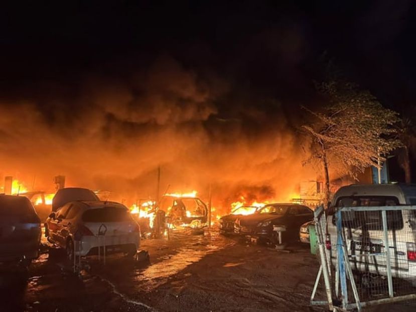 轮胎维修厂火灾  44辆交通工具烧毁 男子移走车辆时手部被灼伤