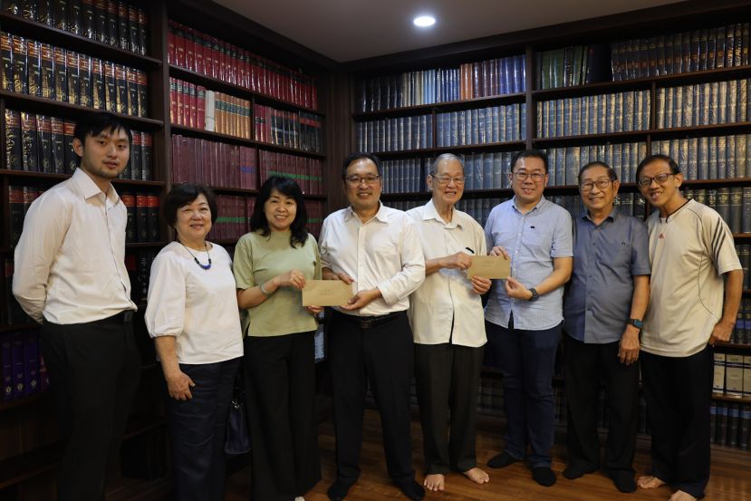 大会主席罗绍凤（左3）与筹委会主席谢书暐（右3）分别移交邀请函给国州议员兼该会法律顾问张健仁（左4）及该会法律顾问张守江（右4）。左起为张健仁儿子兼会员张翰贤、妇女组理事蓝里莎；右起为秘书丘冠华及署理主席蓝德利。