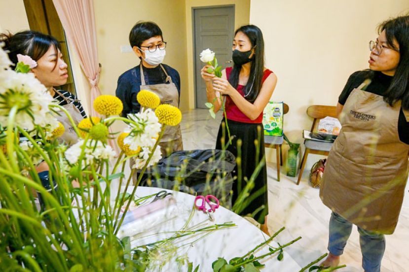 欢迎爱好插花人士于1月27日参与导师的亲手指导，为自己家增添喜气洋洋的插花。