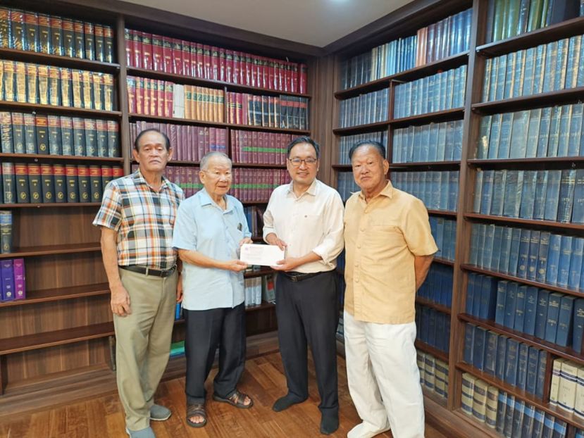 砂拉越云南善堂副主席钟名宝（左2）移交“筹募白米运动”信件给砂行动党实旦宾区国会议员兼浮罗岸区州议员张健仁（右）。左1及右1分别为善堂正娱乐林凤明及善堂副主席郑瑞福。