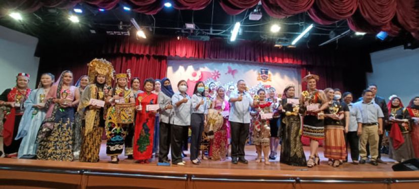 南市市长拿督黄鸿圣（中）与全体国际妇女节举办传统妇女服饰比赛获奖者合照。