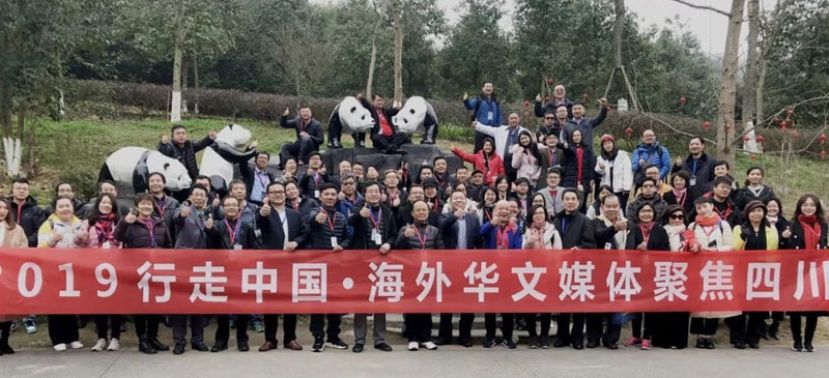图示：海外媒体代表满怀兴奋心情参观中国大熊猫保护研究中心都江堰基地后合照留念。