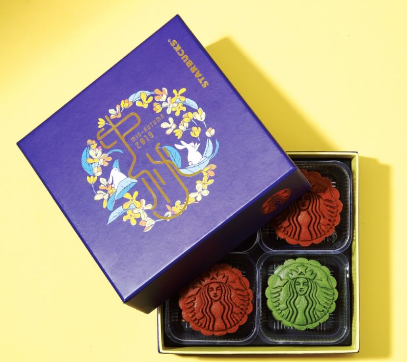 今年星巴克的月饼盒，用&ldquo;中秋&rdquo;两个中文字为主旋律设计，寓意中秋团圆美满。