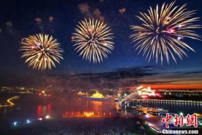 7月5日晚，&ldquo;夜上津门&middot;焰遇航母&rdquo;大型沉浸式夏日音乐焰火秀在天津泰达航母主题公园上演。本次焰火秀以&ldquo;烟花星球&rdquo;为主题，吸引了许多市民和游客沉浸式体验视听盛宴。