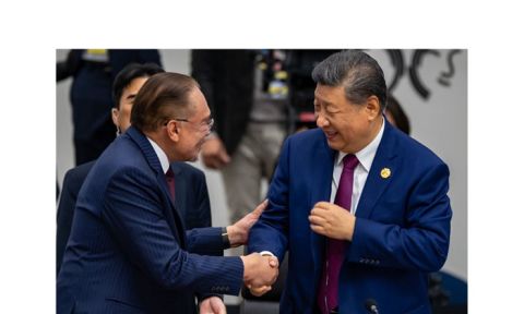 首相安华与中国国家主席习近平在韩国亲切握手交谈(档案图)。