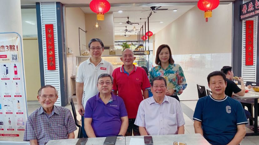 前排左起为孫春富、许庆喜、拿督邓伦奇、孫忠益。后排左起为甲必丹陈贻贤、田招炎、张慧娇。