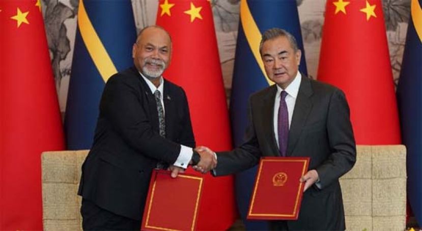 中国驻瑙鲁使馆，举行升旗仪式。
