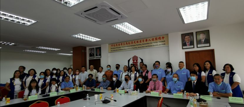 众人于交流后一同合影。