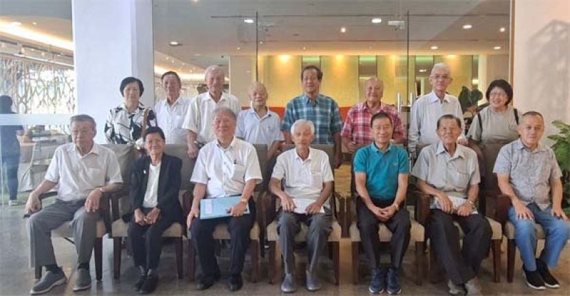 新闻发布会之后的合影。左起赞助人张伟党、校友拿督沈纯良、工委会主席黄寿凑、砂拉越南洋大学校友会会长林仲国、财政林永强、秘书熊国华及工委会网络负责人许国荣。