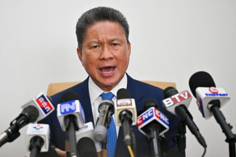 柬埔寨副首相孙占托在金边举行的记者会上讲话。