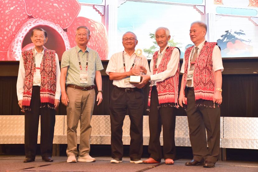砂拉越南大校友会会长林仲国（右二）颁发高尔夫球冠军予获奖者，右一为第20届南洋大学全球校友联欢会工委会主席黄寿凑。