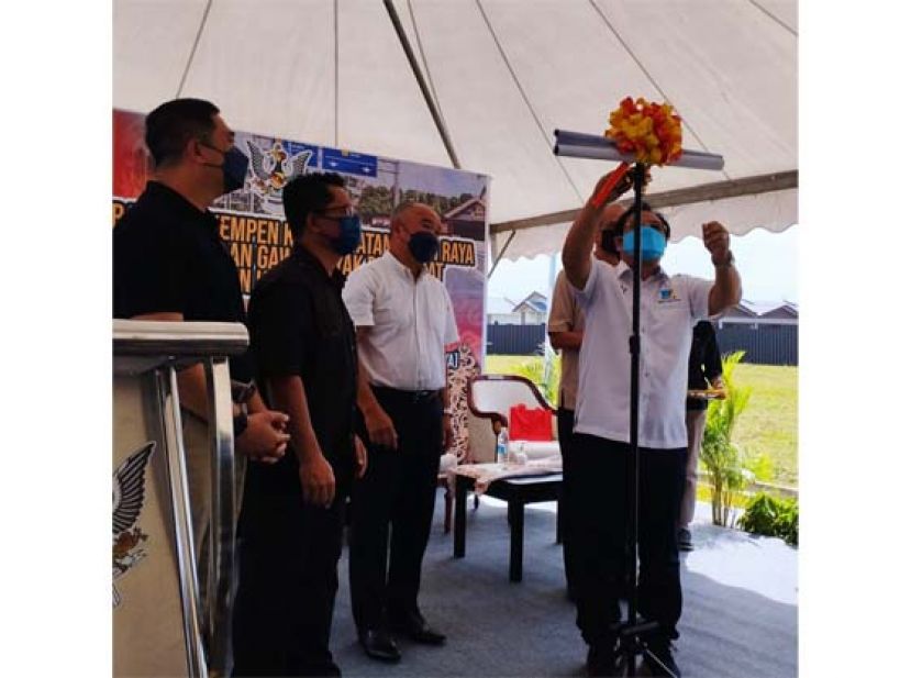 拿督耶里苏为古晋省达雅节道路安全运动推展礼时摄。