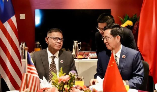 内政部长赛夫丁(左)与中国公安部副部长王志忠进行交流。