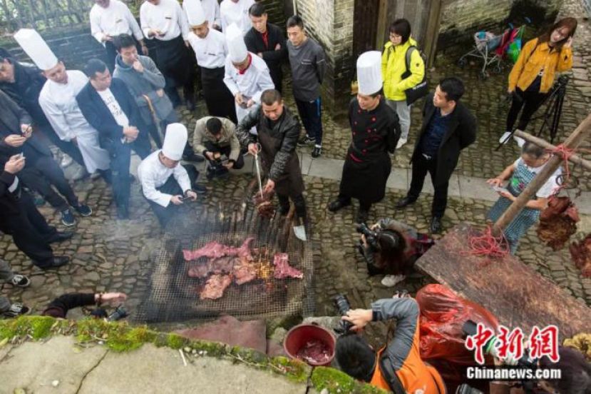 丰阳牛肉干烘烤场景。 