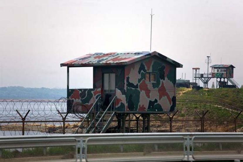 朝鲜在边境地区设有不少哨所。