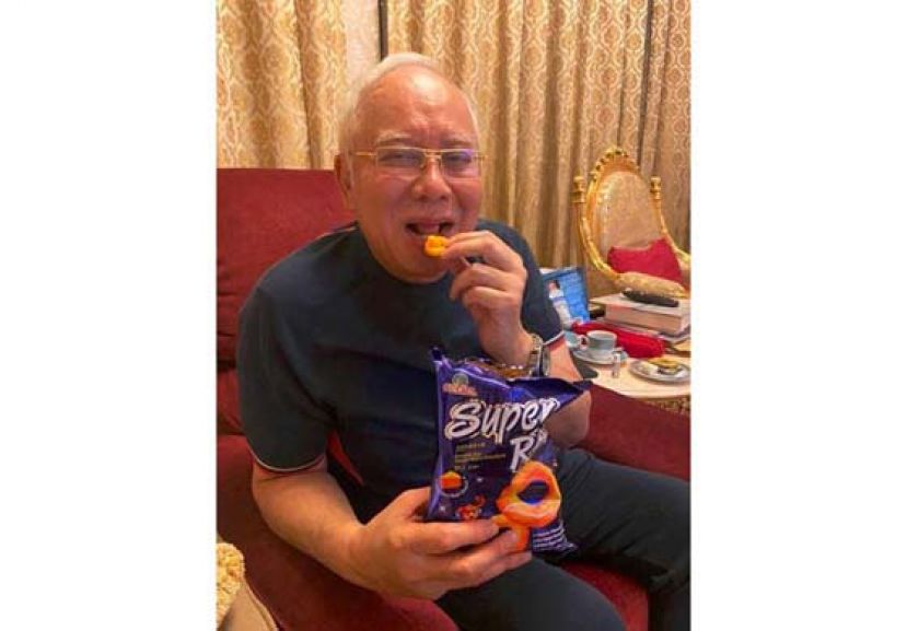 纳吉边吃零食，边等好戏上场？