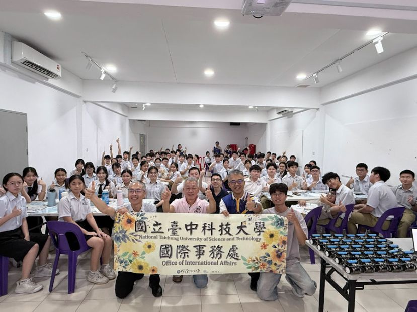 国立台中科技大学副校长郑经伟博士率领师长团，与古晋四中校长官晨阳及全体参与&ldquo;机器人智走车学习营&rdquo;活动的高一年级学生合影留念，共同见证两校科技教育交流的重要时刻。