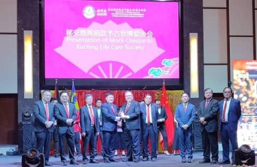 砂中华总商会会长江昌文（左4）颁赠纪念品予白银级赞助商拿督黄国辉时摄。