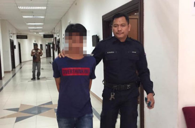 印尼籍青年在面对判决后被押离法庭时摄。