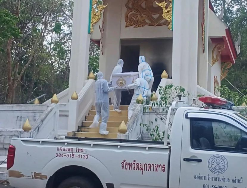 相关人员&ldquo;全副武装&rdquo;把棺木抬进焚化炉。