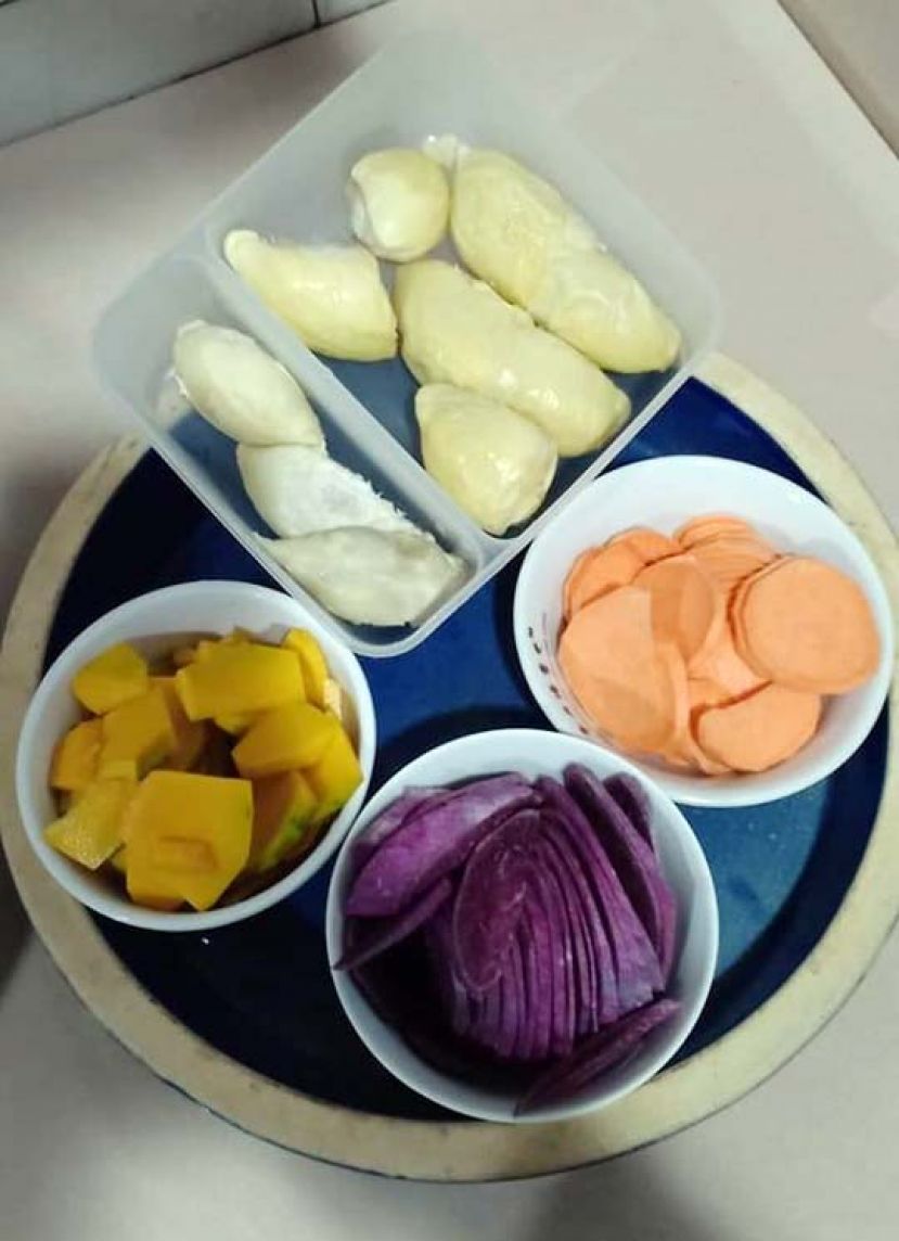 图一：榴莲汤圆材料，榴莲、紫地瓜、红地瓜、金瓜切片待用。