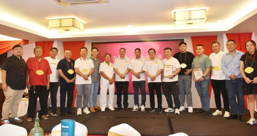 古晋寿山亭大伯公庙新旧炉主及头家在古晋华人慈善信托委员会神事顾问本曼查陈君义（左九）等人见证下，完成交接仪式。左起为卸任第二头家徐孝文、新届第二头家王永成的代表田庆春、卸任第一头家郑汉雄、新届第一头家胡福德、新届炉主沈象坤、卸任炉主马崡杰、古晋华人慈善信托委员会委员郑瑞福、秘书郭镕华；右起为新届第五头家朱客达的代表郑绣颐、卸任第五头家马崡杰的代表许越忠、新届第四头家关竤天、卸任第四头家吕勇毅、新届第三头家江瞬宏、卸任第三头家朱客达及古晋华人慈善信托委员会财政甲必丹符致宝。