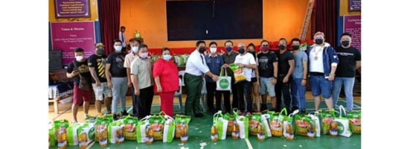 薛华东（右8）及朋岭政中校长杨义通（右9）见证热心人士楼中楼东主黄昭信（右7）代表捐助食品商号移交食品给受惠学子。