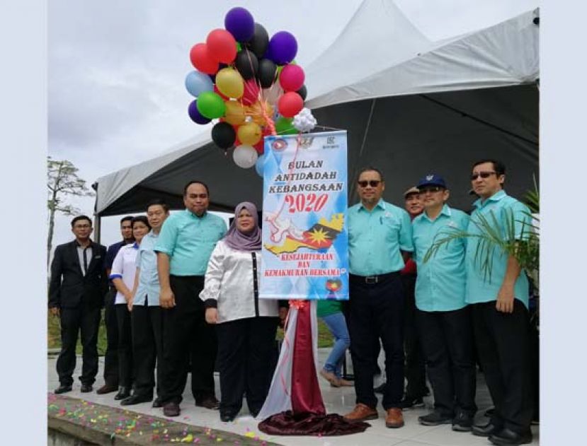 三马拉汉区国会议员鲁比雅（右四）为砂拉越反毒月主持推展礼。