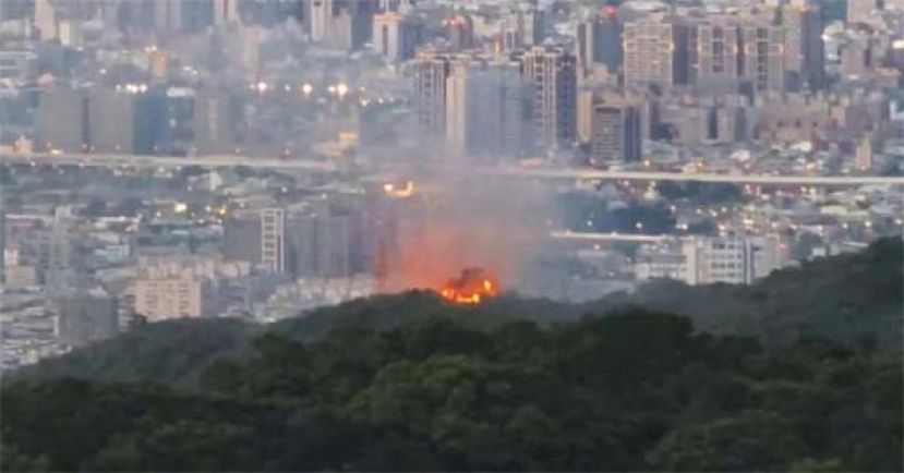 男子为拍日落美照攀电塔，触电身亡酿山林大火。