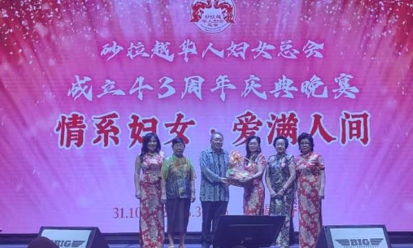 筹委会主席张玲玲（右三），在砂拉越华人妇女总会会长兼大会主席杨邲钫（右1）、名誉会长刘秋英（右2）、名誉会长兼咨询顾问李锦秋（左2）及筹委会副主席何姿霖（左1）的陪同下，赠送纪念品予南市市长拿督黄鸿圣（左3）时影。