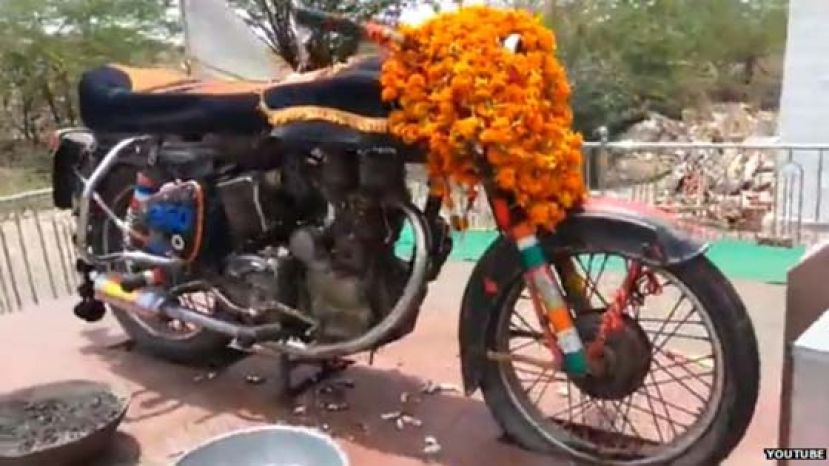 一名男子因车祸丧生后，他所骑的英国制机车竟变成当地备受膜拜的神。这则传奇最近被拍成电影。