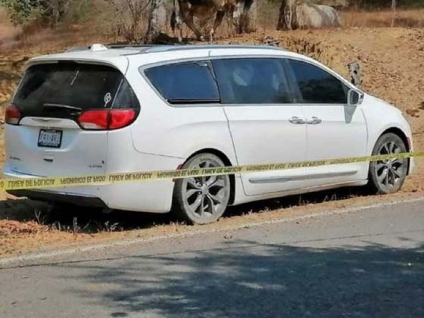 由于车上散发著恶臭，于是有人打电话报警，没想到警方却从车上发现自己的同僚。