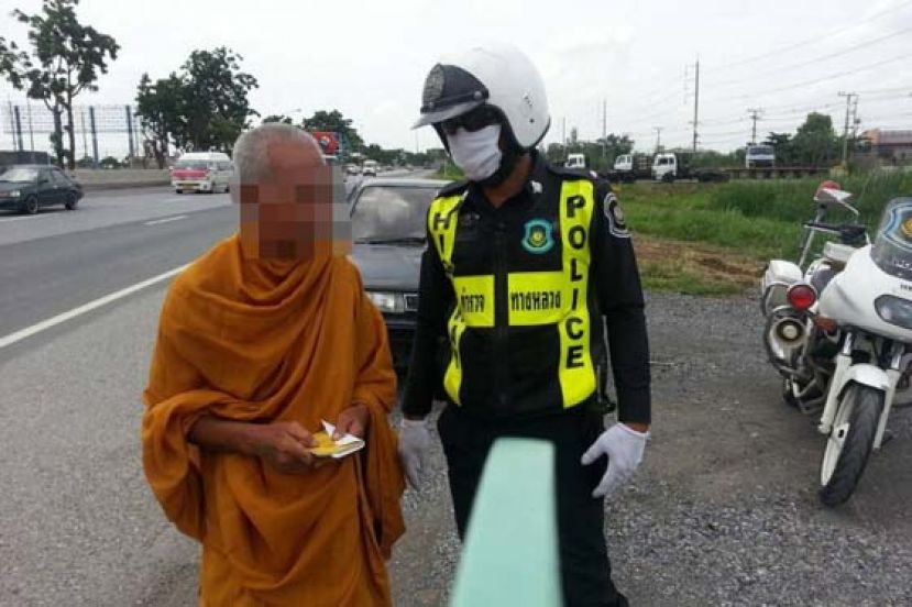 泰国僧伽委员会议决，要求警方按照法律法办违反交通规则的僧侣。