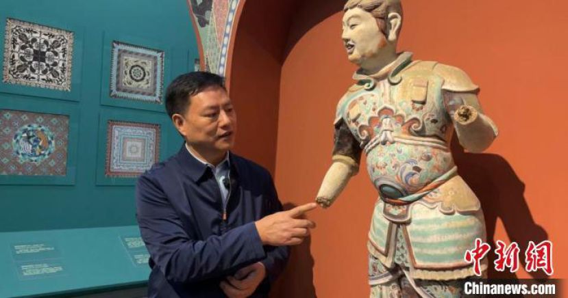 2023年2月，甘肃省兰州市，汪万福在敦煌艺术馆向中新社记者介绍莫高窟第194窟南方增长天王塑像复制过程。